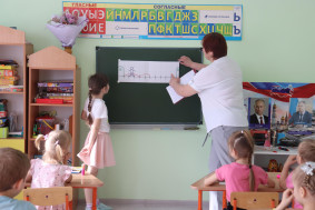 В детский сад пришли гости - учителя начальных классов.